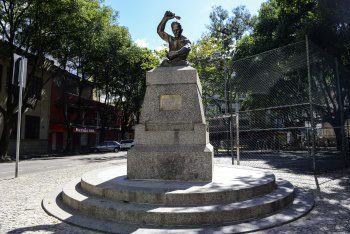 Monumento ao Trabalhador, localizado na Praça Ubaldo Ramalhete, foi restaurado em 2019